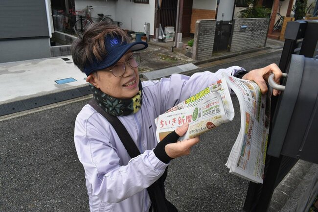 ポストにちいき新聞を投函するポスメイト
