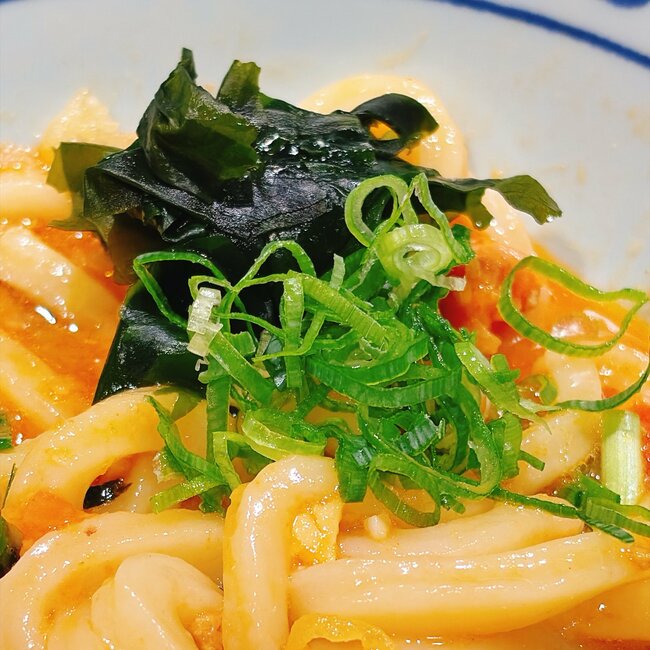 「2日連続で食べた」丸亀製麺の“豪快すぎるメニュー”シメごはん付きで嬉しい！「並でもかなりの満足感」「めちゃくちゃ美味でした」《実食レビュー》