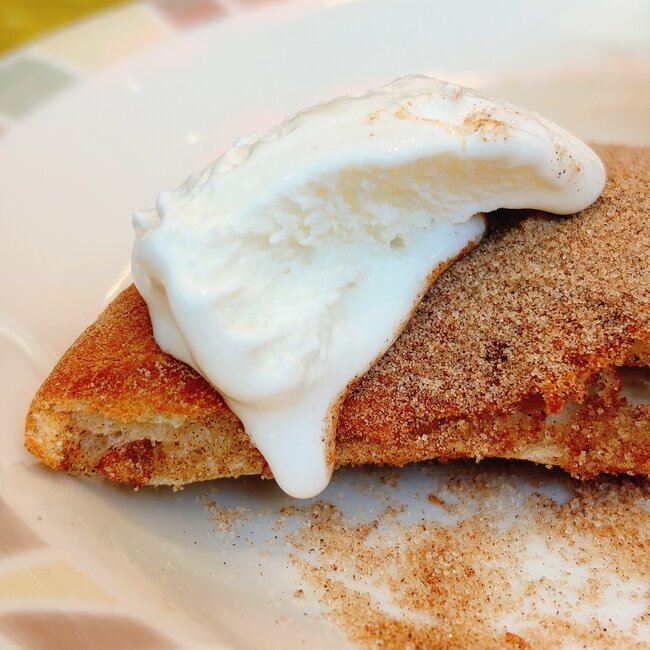 「ドカ盛りでワロタ」サイゼリヤの“450円デザートセット”シナモンシュガーの量が規格外なんだけど！「どう見ても多すぎるだろ」「山みたいになってる」