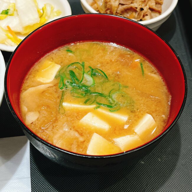 「具だくさんで美味い」「絶品だった」松屋の“550円モーニング”豚汁がボリューム満点で、朝からお腹いっぱい！「値段、量、味ともに申し分ナシ」