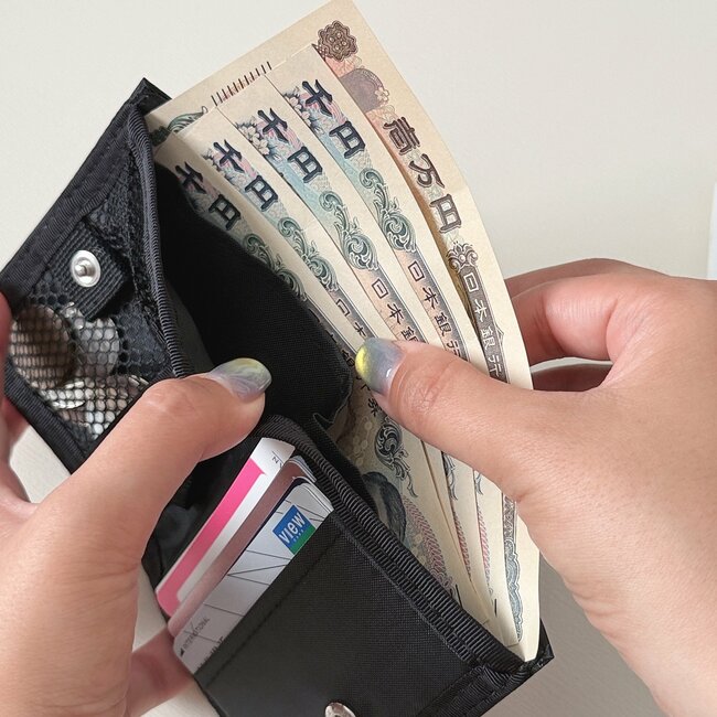 「結構入る！」「薄くて軽い」無印良品の“ぺったんこミニ財布”デザインも収納力も大満足！「即決購入しました」《購入レビュー》
