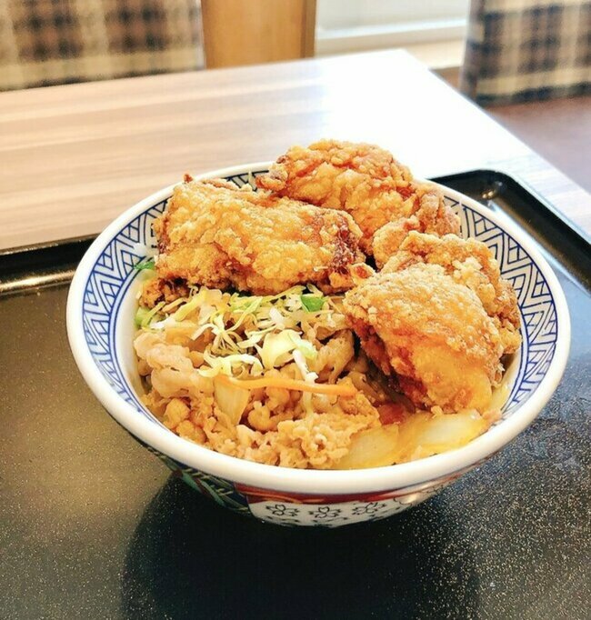 「こういうのがいいんだよ」 かつやの“豪快すぎるメニュー”お肉がドドンとのっててボリューム凄い!「白ごはんがドンドン進みます!」「パワーみなぎる男飯」