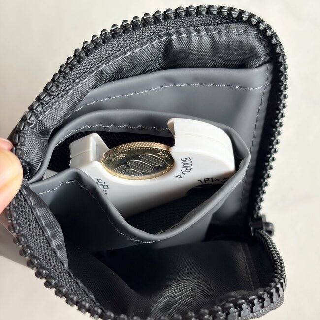 【ダイソー】カードや診察券が40枚も入った!ガバッと開く「ぺたんこ財布」スムーズに会計できて便利《購入レビュー》