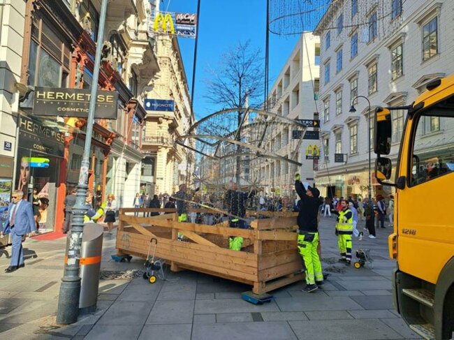 早くもクリスマスの電飾が吊り上げられるケルントナー通り