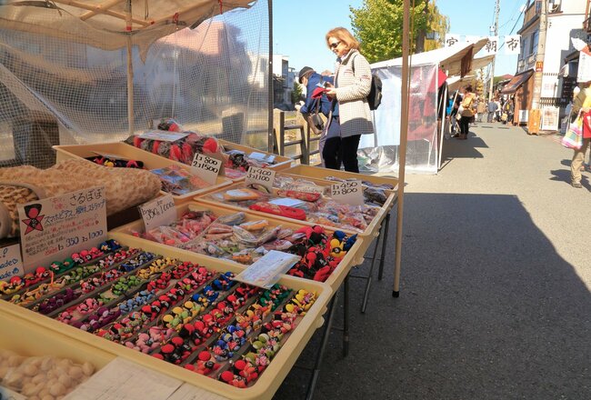 写真：にぎわいを見せる宮川朝市