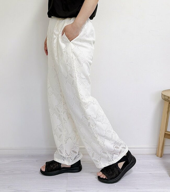 【ハニーズ】はくだけで大人かわいい！2480円の“華やかパンツ”いつものコーデが見違えちゃった！「お値段以上に高見えします」「おしゃれ着として大活躍」《購入レビュー》