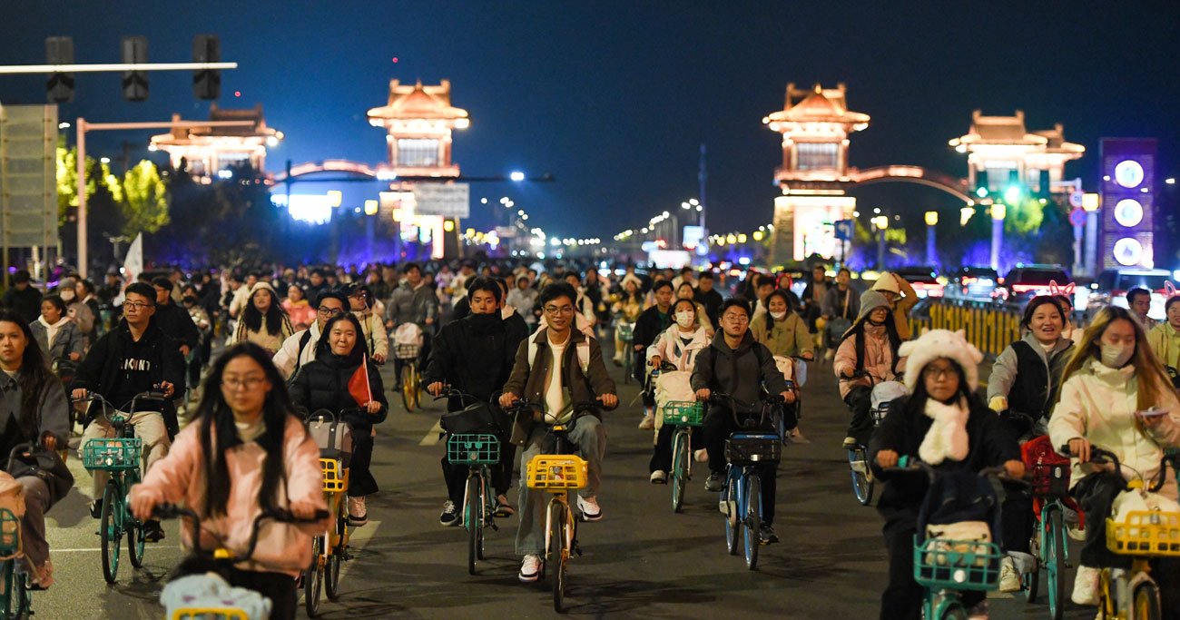 「青春は無敵だ！」自転車で夜中に50キロの大移動…中国の「謎ブーム」に当局が厳戒態勢をとるワケ