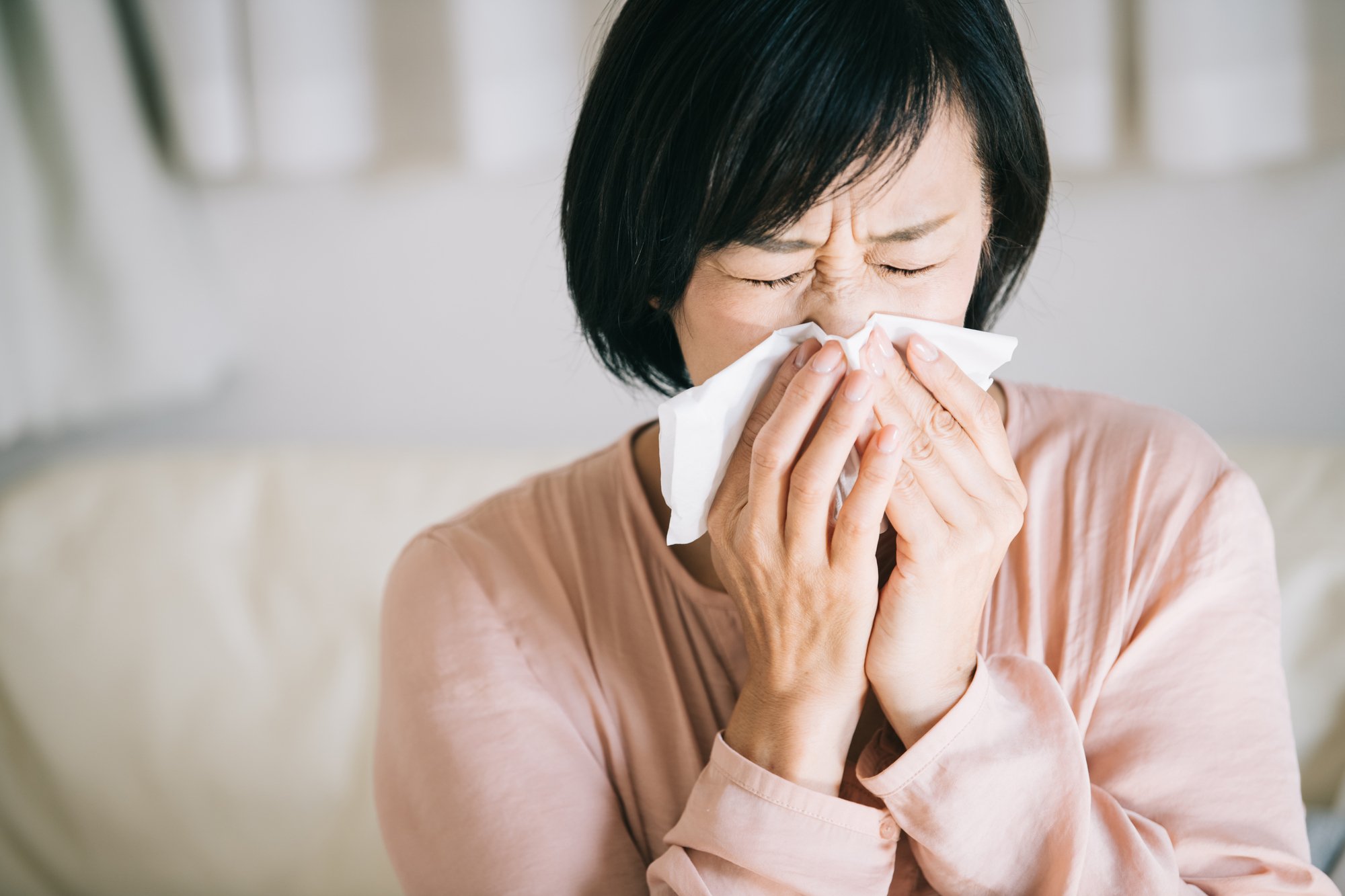 「こじらせ花粉症」で生活崩壊のリスク、家の中でも鼻水が止まらない!根本治療はできるのか?
