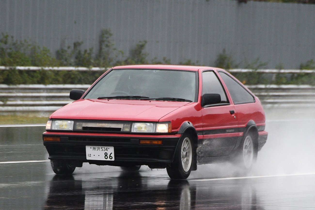 5代目トヨタ・カローラのスポーツモデルとして設定されたカローラ・レビン。AE86の型式名で呼ばれるおなじみのモデル。兄弟車のスプリンターではトレノとなる
