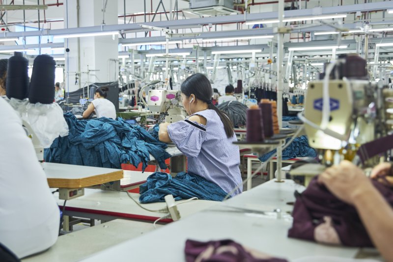 服のタグに「PRC」、それは中国製品です