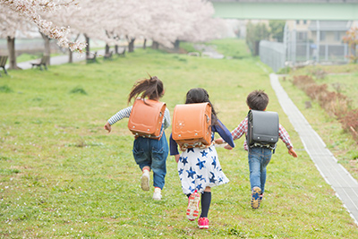 土手を走る子ども