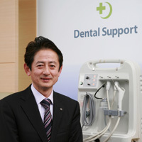 日本初の訪問歯科を開拓した異端児<br />歯科、医科、介護のワンストップを実現<br />デンタルサポート社長 寒竹郁夫