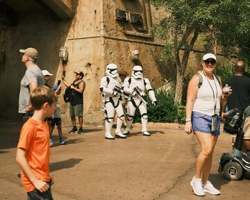 ディズニーの魔法、入園者減少も増益のからくり
