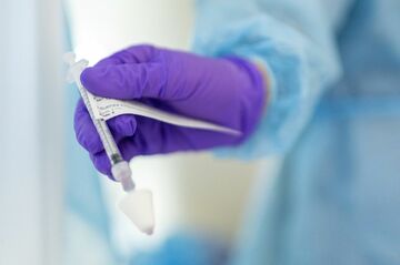 コロナに意図的に感染、物議醸すワクチン開発手法