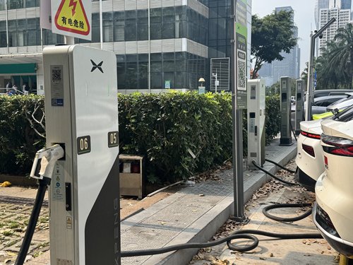 多くの駐車場にはこのような充電器があります。行き先で電欠になる心配もありません