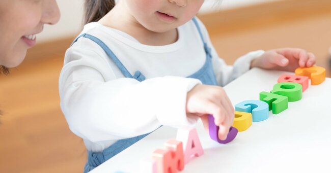 0歳からドリル、週末は習い事漬け…過熱する「早期教育」が子どもに与える“看過できない影響”とは