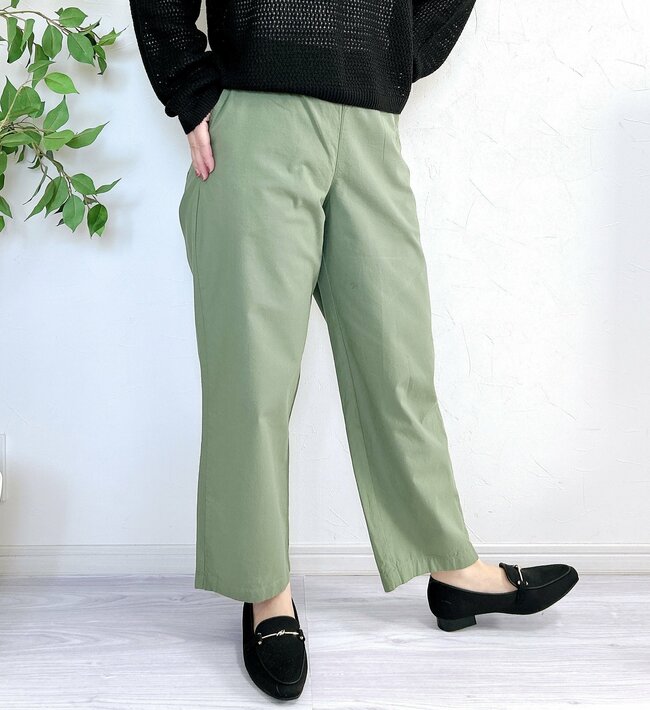 「4色買いしました」「ずっと販売して」ユニクロの“楽ちんパンツ”が本当に履きやすい！「立ち姿がキレイに見える」