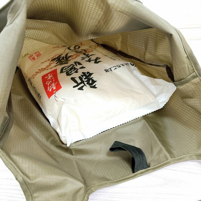 「お米を持って帰ってもやぶれない」3COINSの“25kg入るエコバッグ”が強すぎる…!「肩にかけても痛くない」「ディズニーで大活躍」
