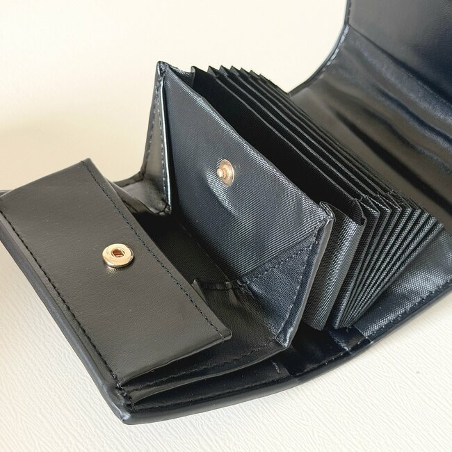 小銭やカードが取り出しやすい！3COINSの「高見えミニ財布」お会計がスムーズになった！《購入レビュー》