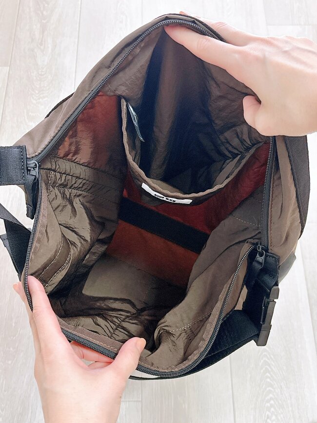 「毎日使っちゃう」「2色買いしました」ユニクロの“大容量ショルダーバッグ”が使い勝手バツグン！「肩にかけているのを忘れるぐらい軽快です」《購入レビュー》