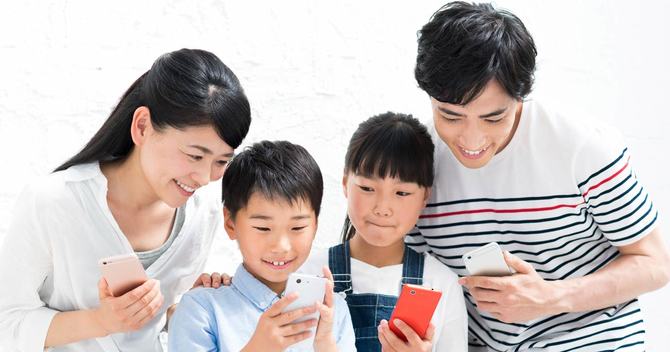 スマホを使うファミリー