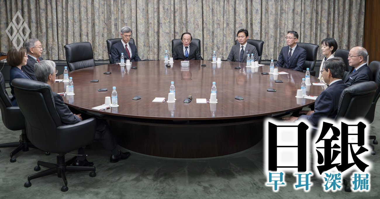 4月の金融政策決定会合に臨む日銀の植田和男総裁（中央）ら