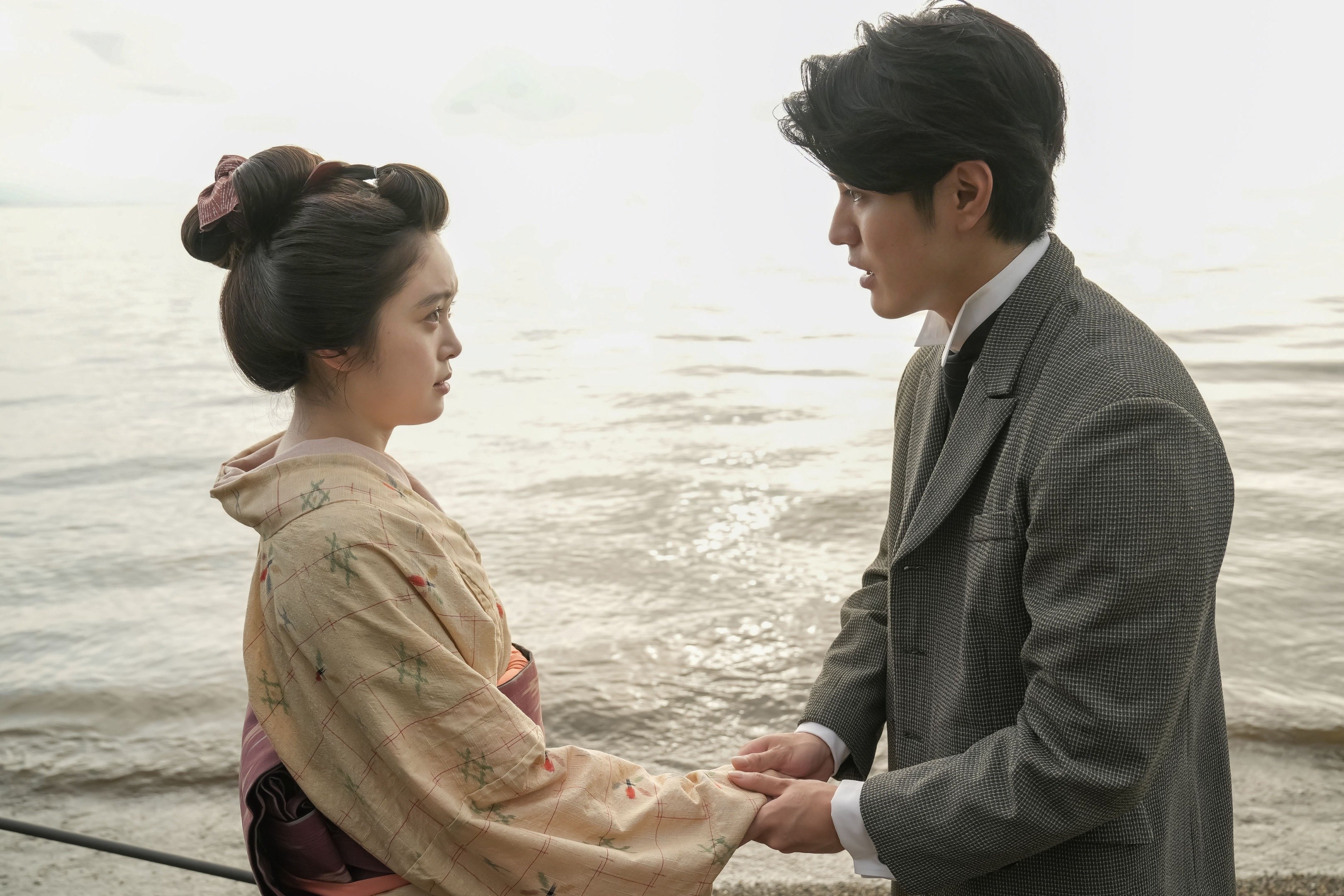 そりゃないでしょ…初対面の相手を「おっちょこちょいのメイド」呼ばわり！気まずい空気でオンナの戦い〈ばけばけ第64回〉