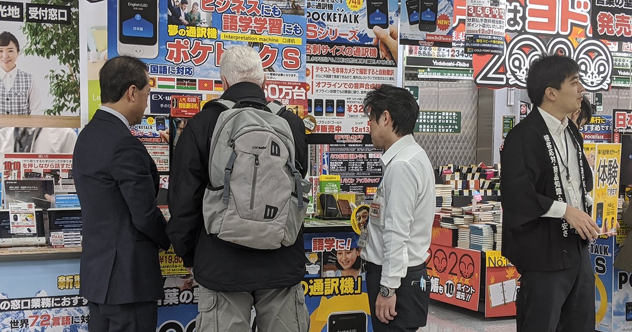 従来の「ポケトークW」とカメラ翻訳や英会話レッスン機能のついた新型「ポケトークS」はどちらが売れているのか？：ソースネクスト社長の量販店販売に密着！