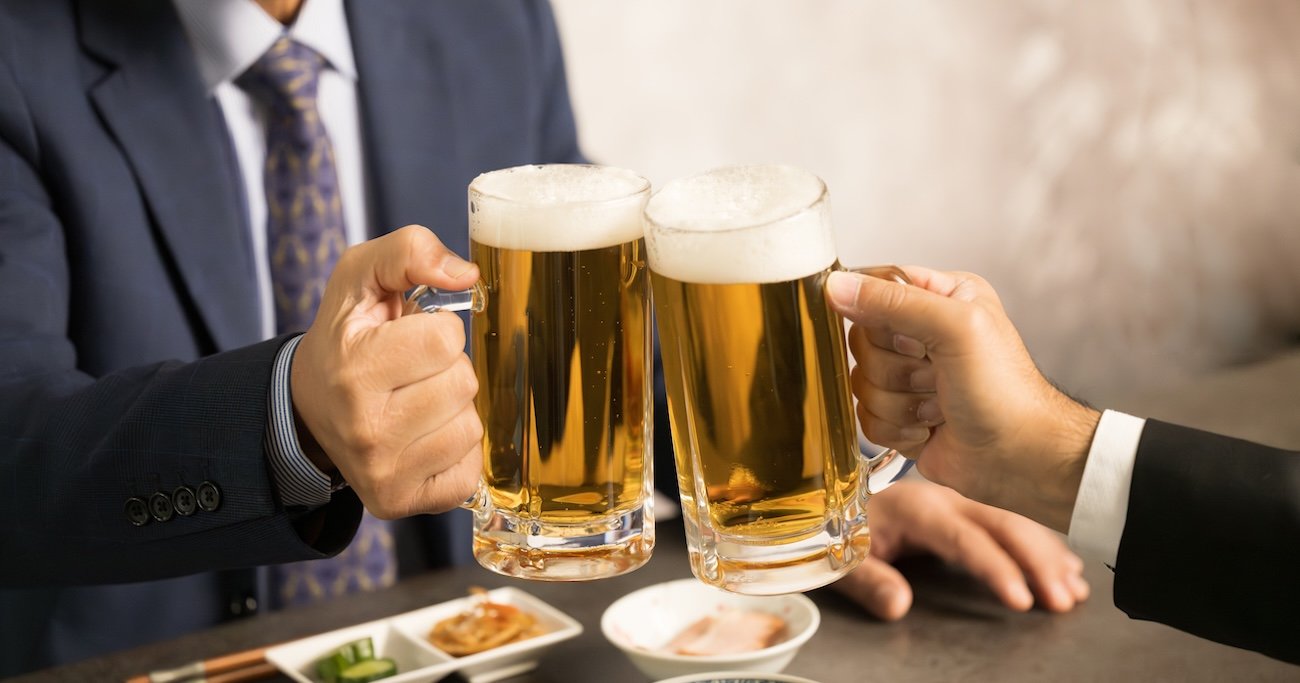 飲み会に、三流は「イヤイヤ行く」、二流は「会を楽しむ」。では一流は?