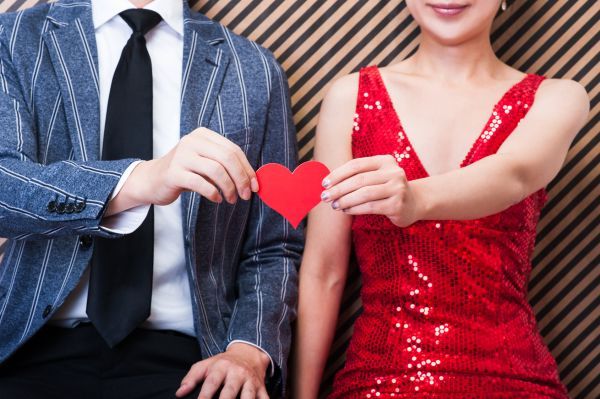 女性には「みんなもいるから行こう」、男性には「あなたと行きたい」と誘って