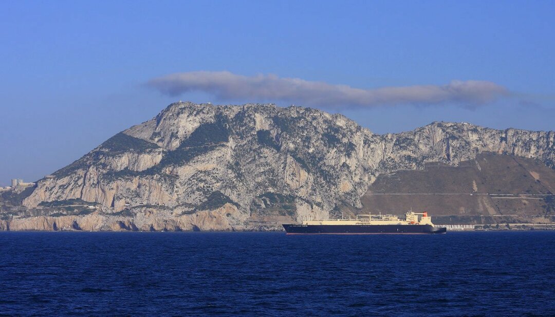 ジブラルタル海峡から英領ジブラルタルを望む