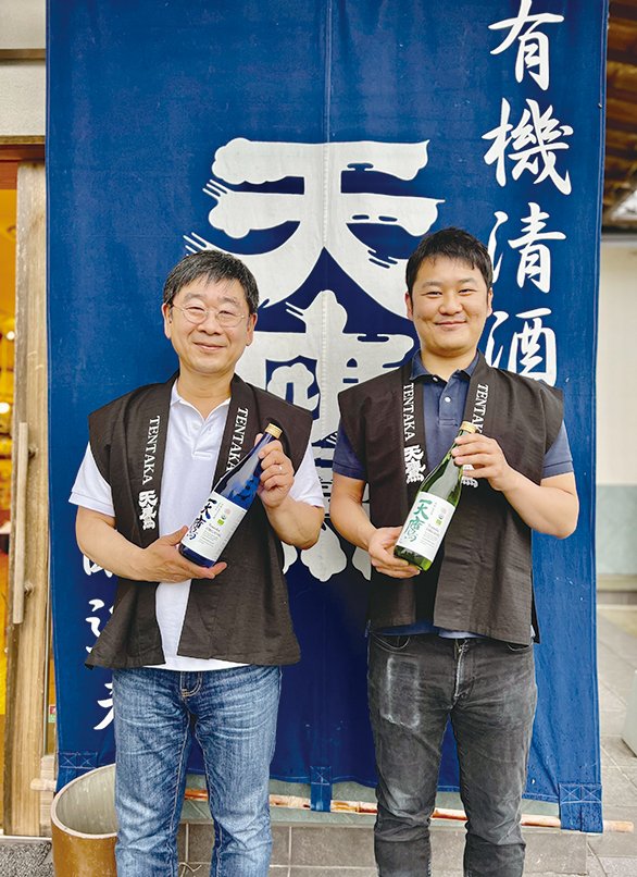 尾﨑宗範さん（左）と長男の俊介さん