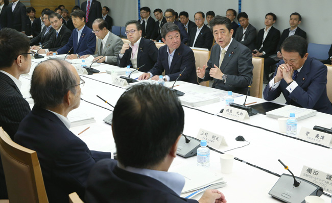 未来投資会議で発言する安倍晋三首相