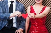 女性には「みんなもいるから行こう」、男性には「あなたと行きたい」と誘って