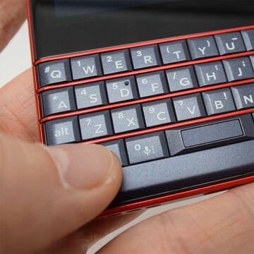 QWERTYキー搭載の廉価機「BlackBerry KEY2 LE」をチェック