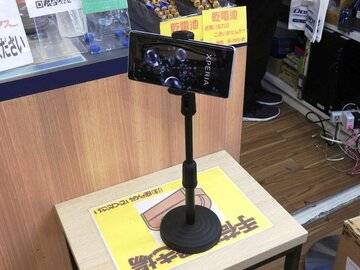 テレワークにも最適な「マイクスタンド風スマホスタンド」が680円