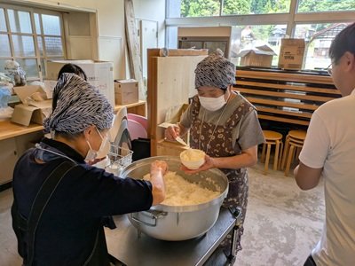 魚沼産の炊き立てのコシヒカリはおかわり自由。香りも味も抜群だ。