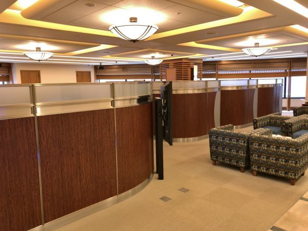 「プラチナセンター」の内部は半個室の席が多い
