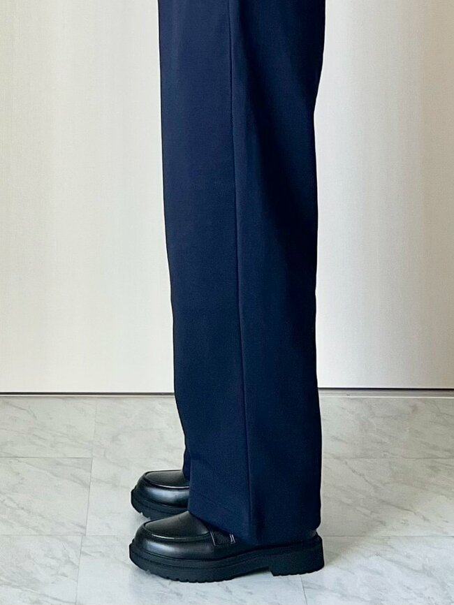 「好きすぎて全色買いました!」ユニクロの“楽ちんワイドパンツ”ダボっとした感じが可愛い!「通勤でも家でも愛用」「シルエットがとてもキレイ」