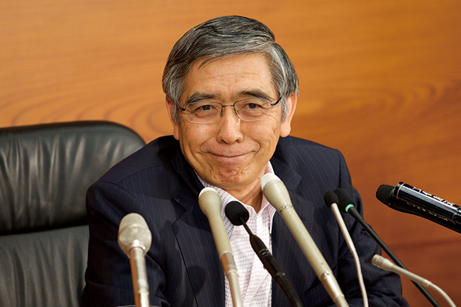 日銀黒田総裁あと1年、退任でも再任でも「出口」は見えず