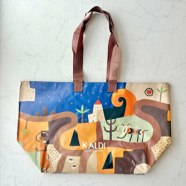 2Lペットボトルが6本も入った！カルディの“大容量エコバッグ”250円とは思えない優秀さです！「まとめ買いするときに便利」「たくさん買い物しても大丈夫」