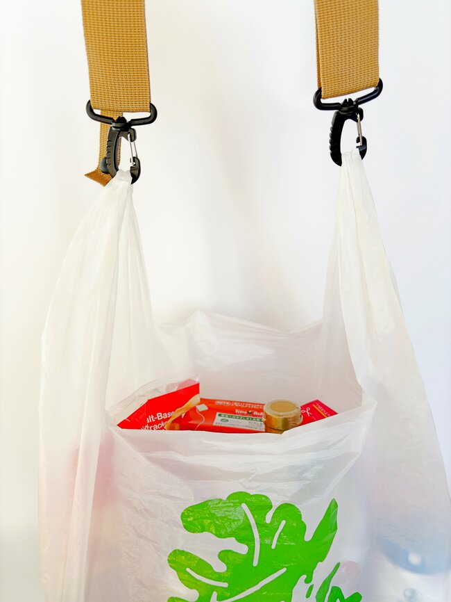 「買い物をしすぎても大丈夫！」「すごい助かる」3COINSの“天才アイテム”レジ袋を肩にかけられるんです！「商品化されて嬉しい」