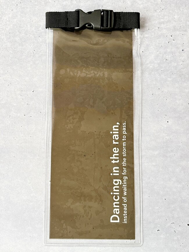 「カバンが濡れない」「大助かりです」3COINSの“天才レイングッズ”が雨の日のプチストレスを解決してくれた!「こういう商品を待っていました」