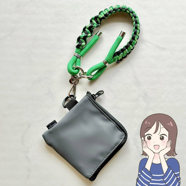 【ダイソー】カードや診察券が40枚も入った!ガバッと開く「ぺたんこ財布」スムーズに会計できて便利《購入レビュー》