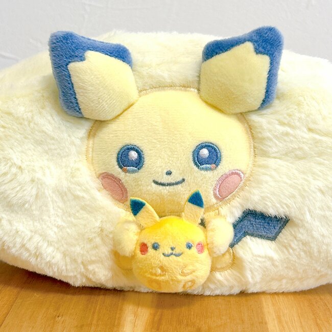 かわいすぎて即買いした…！ポケモンセンターの「新作ふわふわポーチ」ぬいぐるみを抱っこしてるポケモンがたまらないんです！