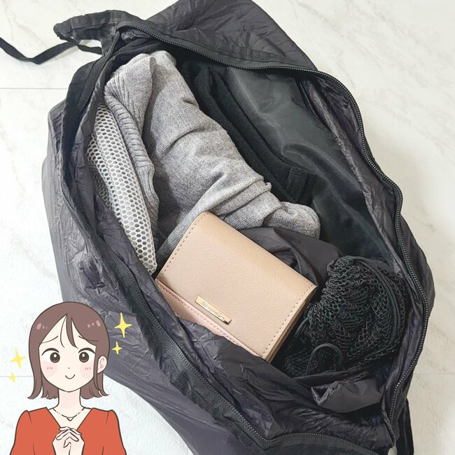 「店頭で見つけて即買い」3COINSの“めちゃ軽ショルダーバッグ”1泊分の荷物が入って便利！「くしゅっとしまえる」「色違いも購入しよう」《購入レビュー》