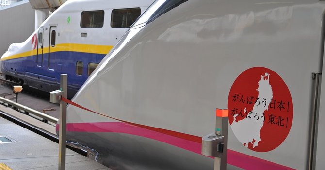 東北を応援するステッカーが貼られた新幹線