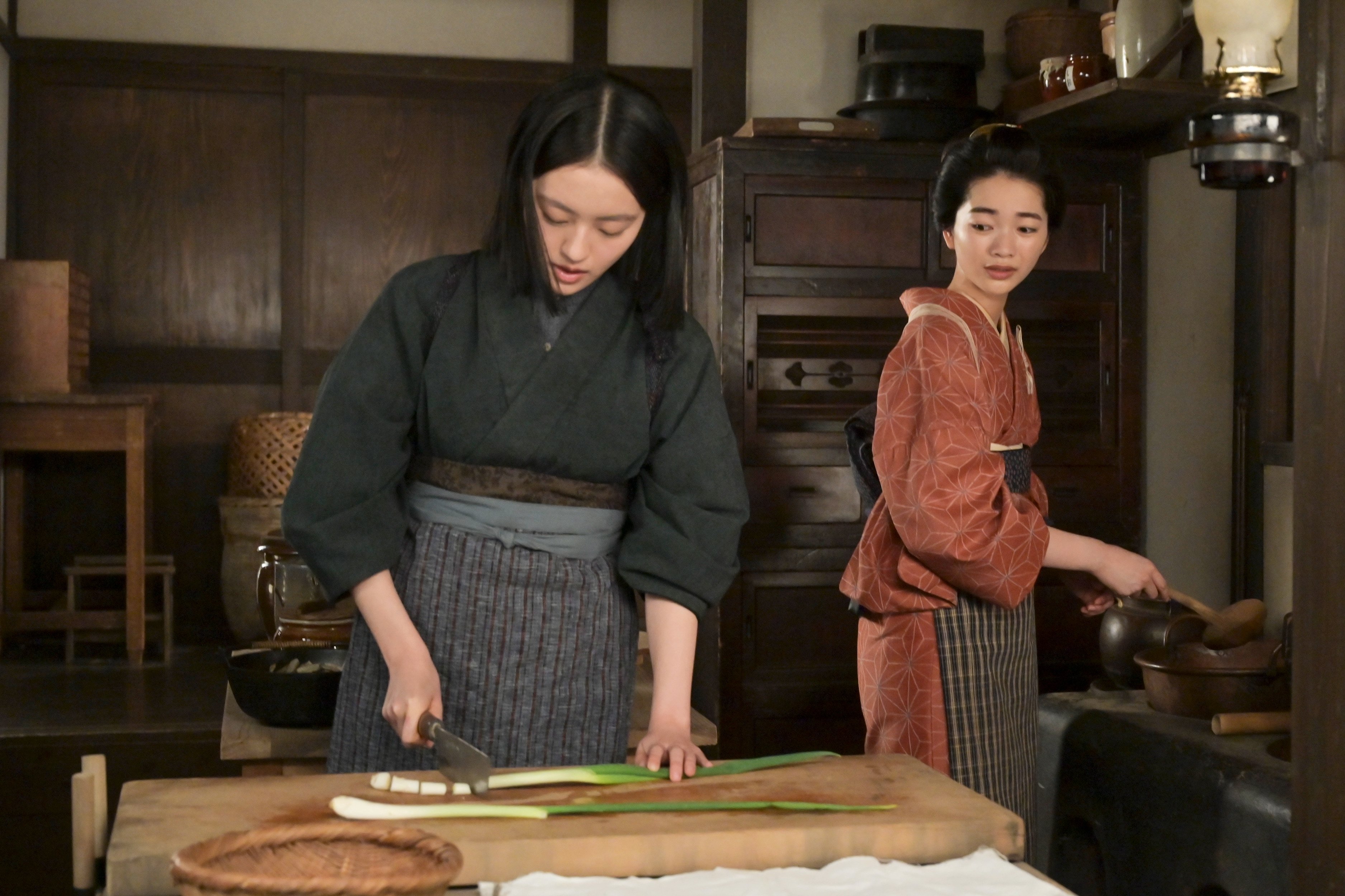 女性は仲が良くなるほど「キツい」？朝ドラ脚本家が“男性が作るセリフ”に抱いた違和感と解決策〈風、薫る第22回〉