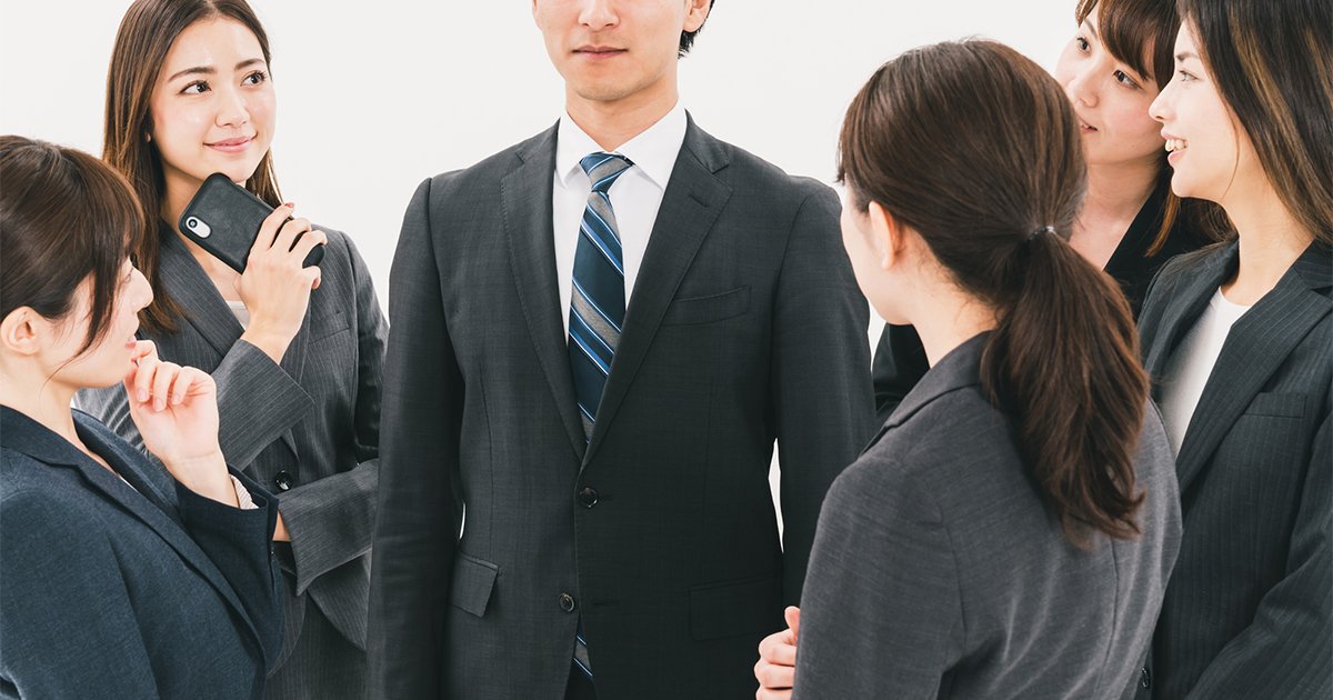 女性に囲まれる男性