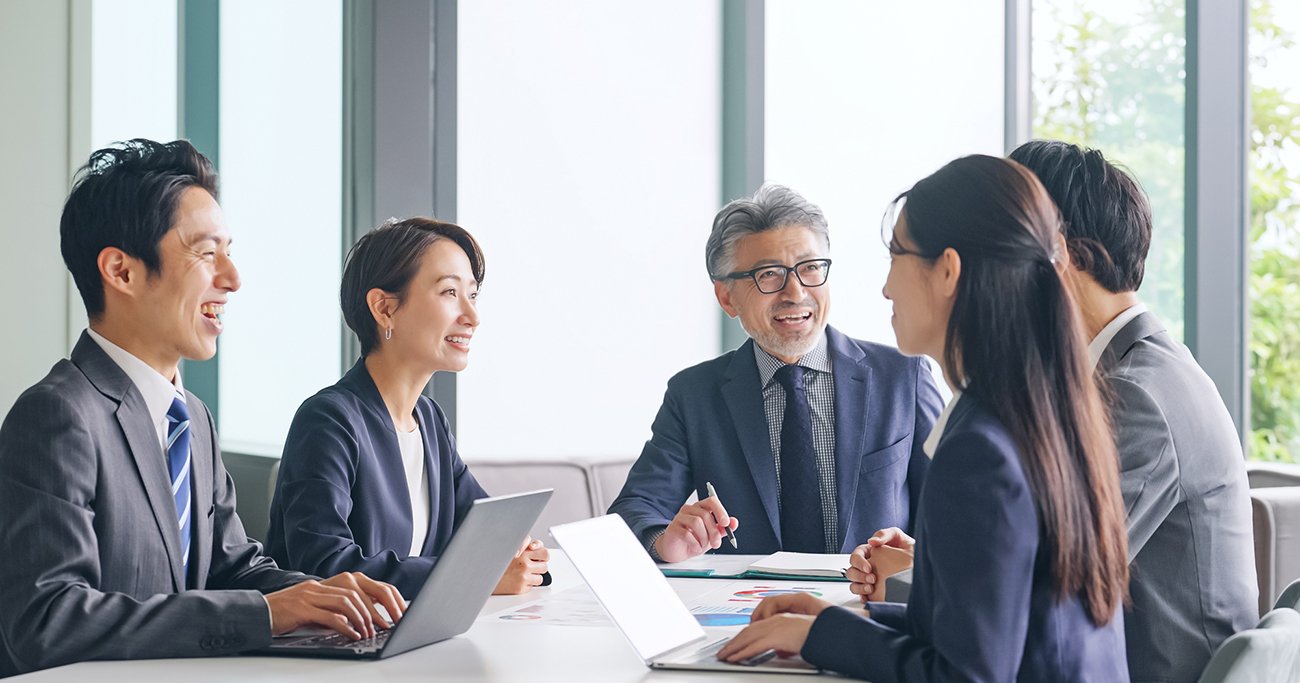 会議室で打ち合わせを行うビジネスチームの様子